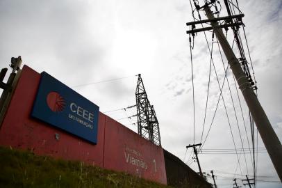 VIAMÃO, RS, BRASIL - Um curto-circuito em uma subestação de energia da CEEE Equatorial em Viamão chamou atenção dos moradores da Região Metropolitana neste domingo. Nesta segunda (foto) técnicos já trabalhavam nos reparos. Quem também esteve lá foi a Perícia Criminal do RS (foto). (Foto: Jefferson Botega/Agencia RBS)Indexador: Jeff Botega<!-- NICAID(15028952) -->