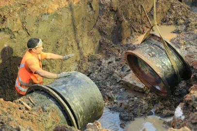 PORTO ALEGRE,RS,BRASIL.2022,03,08.Adutora se rompe na zona norte, na Rua Pernambuco, e deixa moradores sem água, trabalhadores do DMAE trabalharam a madrugada toda, para fazer os consertos.(RONALDO BERNARDI/AGENCIA RBS).<!-- NICAID(15035694) -->