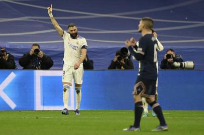 Real Madrids French forward Karim Benzema celebrates after scoring a goal during the UEFA Champions League round of 16 second league football match between Real Madrid CF and Paris Saint-Germain at the Santiago Bernabeu stadium in Madrid on March 9, 2022. (Photo by JAVIER SORIANO / AFP)Editoria: SPOLocal: MadridIndexador: JAVIER SORIANOSecao: soccerFonte: AFPFotógrafo: STF<!-- NICAID(15037342) -->