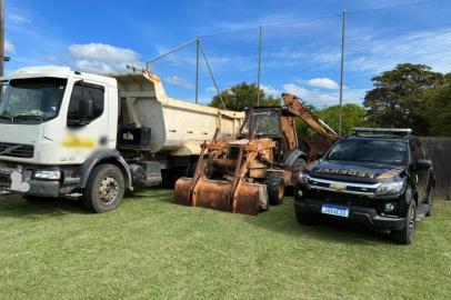 A Polícia Federal (PF) apreendeu nesta quarta-feira (9) grande quantidade de areia extraída na Barra do Chuí, no extremo Sul do Estado, uma região que integra área de patrimônio nacional. Um homem foi preso em flagrante pelo crime de usurpação de bem da União e extração ilegal de minério.<!-- NICAID(15037479) -->