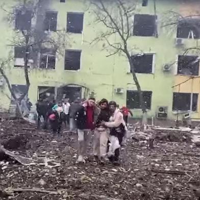 This handout picture taken and released by the the National Police of Ukraine on March 9, 2022, shows damaged buildings of a childrens hospital, destroyed cars and debris on ground following a Russian air strike in the southeastern city of Mariupol. - International leaders and Ukraine accused Russia of a barbaric attack on the hospital, as civilians continued to bear the brunt of the conflict two weeks into Moscows invasion. (Photo by Handout / National Police of Ukraine / AFP) / RESTRICTED TO EDITORIAL USE - MANDATORY CREDIT AFP PHOTO / National Police of Ukraine / handout - NO MARKETING - NO ADVERTISING CAMPAIGNS - DISTRIBUTED AS A SERVICE TO CLIENTSEditoria: WARLocal: MariupolIndexador: HANDOUTSecao: armed conflictFonte: National Police of UkraineFotógrafo: Handout<!-- NICAID(15037809) -->