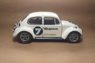 Miniatura do Fusca usado por Emerson Fittipaldi para vencer corrida em Porto Alegre em 1968<!-- NICAID(15037879) -->