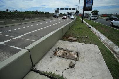 PORTO ALEGRE, RS, BRASIL,  10/03/2022- Retirada do controlador de velocidade da trincheira com a Ceará. Foto: Ronaldo Bernardi / Agencia RBS<!-- NICAID(15037962) -->