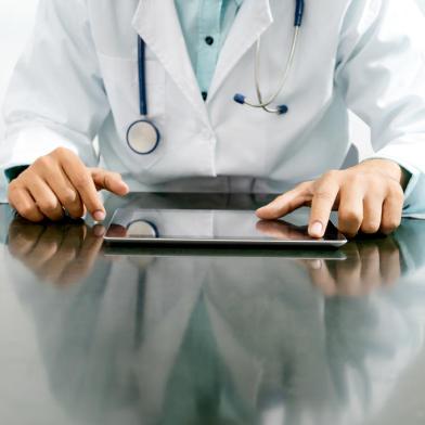 Doctor with tablet computer at hospital office.Médico, consulta, consultório. Foto: Blue Planet Studio  / stock.adobe.comFonte: 227413167<!-- NICAID(15038060) -->