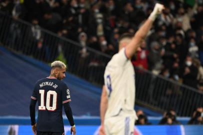 Paris Saint-Germains Brazilian forward Neymar (L) reacts after Real Madrids French forward Karim Benzema (R) scored a goal during the UEFA Champions League round of 16 second league football match between Real Madrid CF and Paris Saint-Germain at the Santiago Bernabeu stadium in Madrid on March 9, 2022. (Photo by GABRIEL BOUYS / AFP)Editoria: SPOLocal: MadridIndexador: GABRIEL BOUYSSecao: soccerFonte: AFPFotógrafo: STF<!-- NICAID(15038138) -->