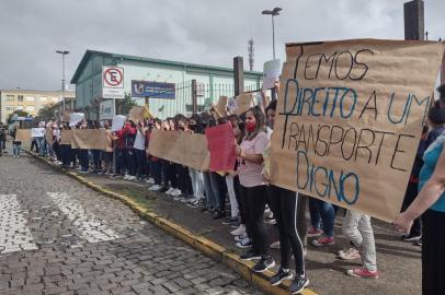 Estudantes do Colégio Cristóvão de Mendoza, em Caxias, protestam por falta de horário no transporte coletivo<!-- NICAID(15038145) -->