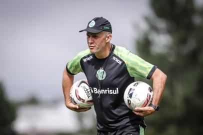 Juventude realiza treinamento para a última rodada do Gauchão. Na foto, técnico Eduardo Baptista<!-- NICAID(15038177) -->