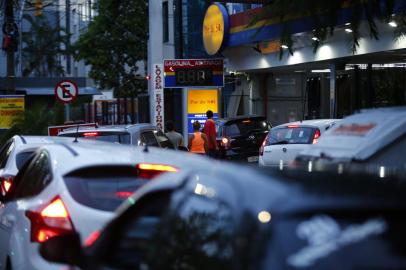 Postos de gasolina. Fila em posto com preço antigo e tbm preço atualizando<!-- NICAID(15038556) -->