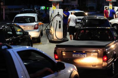 CAXIAS DO SUL, RS, BRASIL, 10/03/2022. Anúncio de aumento no combustível provoca fila em postos de combustíveis de Caxias do Sul. Blitz do Pioneiro para ver o preço da gasolina. Posto Ipiranga da avenida Rio Branco com Sarmento Leite, bairro Rio Branco. (Porthus Junior/Agência RBS)<!-- NICAID(15038661) -->