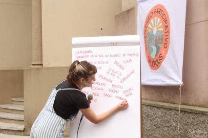 Inventário Participativo de Galópolis, realizado junto à Igreja Nossa Senhora do Rosário de Pompéia. Foram coletados exemplos de patrimônios materiais e imateriais do bairro, como capelinhas, bandeira de Nossa Senhora do Rosário de Pompéia, Capitel de São Roque, dobradinha, vinho doce, pien, árvore das garças, cruz, cinema, canudinhos, festa de São Pedro, Capitel de São José, casa de dona Égide, sagu¿. Na foto, a historiadora Geovana Erlo elencando os itens citados pelos moradores.<!-- NICAID(15038159) -->