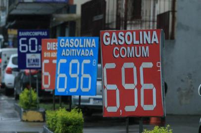 PORTO ALEGRE, RS, BRASIL,  11/03/2022- Postos repassam reajuste, e litro da gasolina já chega a R$ 7,29 em Porto Alegre. Na foto, posto localizado na Av.Bento Gonçalves.  Foto: Ronaldo Bernardi / Agencia RBS<!-- NICAID(15038952) -->