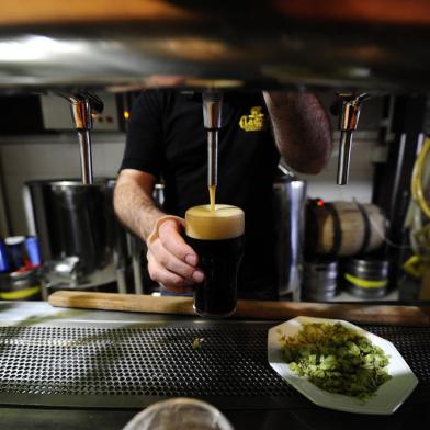 Especial para dominical sobre produção de cerveja artesanal. Na foto, Maurício Chaulet, um dos sócios do Bar Lagom, local que só oferece cerveja artesanal, durante processo de produção da cerveja.<!-- NICAID(7531277) -->