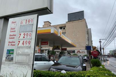 PORTO ALEGRE, RS, BRASIL, 11/03/2022- Postos repassam reajuste, e litro da gasolina já chega a R$ 7,29 em Porto Alegre. Foto: Tiago Boff / Agencia RBS<!-- NICAID(15039350) -->