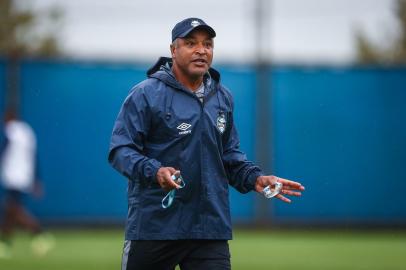 RS - FUTEBOL/ TREINO GREMIO 2022 - ESPORTES - Jogadores do Gremio realizam treino técnico durante a tarde desta sexta-feira, no CT Luiz Carvalho, na preparação para a partida valida pelo Campeonato Gaucho 2022. FOTO: LUCAS UEBEL/GREMIO FBPANa foto: Roger Machado