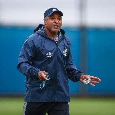 RS - FUTEBOL/ TREINO GREMIO 2022 - ESPORTES - Jogadores do Gremio realizam treino técnico durante a tarde desta sexta-feira, no CT Luiz Carvalho, na preparação para a partida valida pelo Campeonato Gaucho 2022. FOTO: LUCAS UEBEL/GREMIO FBPANa foto: Roger Machado