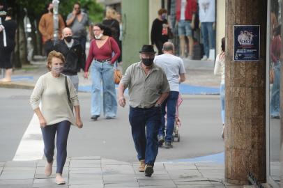 CAXIAS DO SUL, RS, BRASIL, 12/03/2022. Primeiro dia da liberação do uso de máscara ao ar livre em Caxias do Sul é marcado com movimentação maior de pessoas usando a proteção. Reportagem esteve na praça Dante, praça da Bandeira e no Parque dos Macaquinhos. (Bruno Todeschini/Agência RBS)<!-- NICAID(15039908) -->