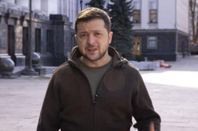 In this handout video grab taken from a footage released by the Ukrainian Presidency, Ukrainian President Volodymyr Zelensky speaks face camera in a street of Kyiv on March 11, 2022. - Zelensky slams Russia deploying mercenaries he calls murderers from Syria to Ukraine, as he compares the treatment of Ukraines cities to that suffered by Syria at the hands of Russian troops. The Kremlin said that fighters from Syria and the Middle East would be allowed to fight for Russia in Ukraine, after President Vladimir Putin backed a plan to send volunteers to battle there. (Photo by Handout / UKRAINIAN PRESIDENTIAL PRESS SERVICE / AFP) / RESTRICTED TO EDITORIAL USE - MANDATORY CREDIT AFP PHOTO / UKRAINIAN PRESIDENCY  - NO MARKETING NO ADVERTISING CAMPAIGNS - DISTRIBUTED AS A SERVICE TO CLIENTS<!-- NICAID(15040019) -->