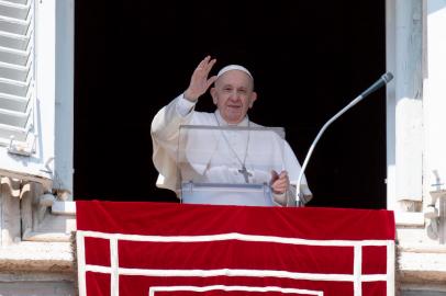 This handout picture taken and released by the Vatican Media on July 4, 2021 shows Pope Francis delivering the Sunday Angelus blessing from the window of his study overlooking St. Peters Square at the Vatican. (Photo by AFP) / RESTRICTED TO EDITORIAL USE - MANDATORY CREDIT AFP PHOTO /Vatican Media  - NO MARKETING - NO ADVERTISING CAMPAIGNS - DISTRIBUTED AS A SERVICE TO CLIENTS<!-- NICAID(15040047) -->