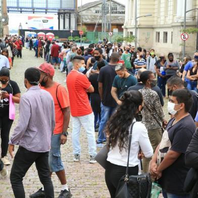 PORTO ALEGRE, RS, BRASIL,  15/03/2022- Sine da Capital oferece 980 vagas para mais de 20 empresas. No primeiro dia (15/03), procura foi grande, e fila tinha mais de 300 pessoas aguardando pelo encaminhamento. Ação ocorre em frente ao Sine da Capital, na Av. Sepúlveda. Foto: Ronaldo Bernardi / Agencia RBS<!-- NICAID(15041315) -->