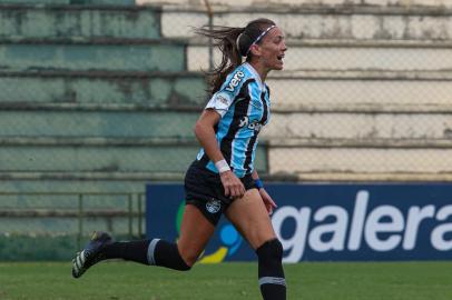 A meia Pri Back, do Grêmio, está a dois gols de se isolar como segunda maior artilheira do time desde a reabertura do departamento feminino. <!-- NICAID(15042012) -->