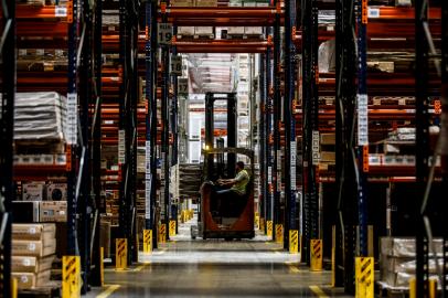 GRAVATAÍ, RS, BRASIL - 2021.10.26 - Série de quatro reportagens sobre a retomada economica. Matéria atual sobre gargalos e soluções logísticas. Na foto: Centro de distribuição Logística da Lebes. (Foto: André Ávila/ Agência RBS)<!-- NICAID(14925576) -->