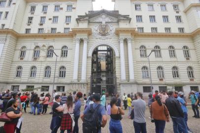 PORTO ALEGRE, RS, BRASIL,  16/03/2022-  Segundo dia do feirão de empregos tem filas junto ao SINE no centro de Porto Alegre.Foto: Lauro Alves / Agencia RBS<!-- NICAID(15042276) -->