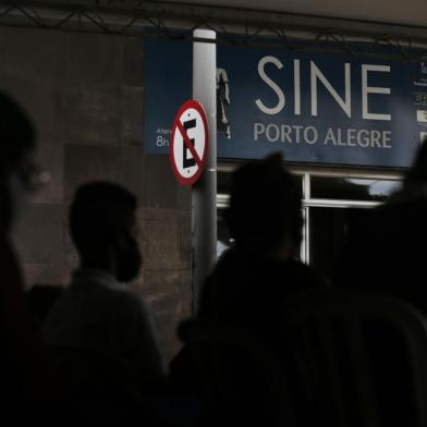 PORTO ALEGRE, RS, BRASIL,  16/03/2022-  Segundo dia do feirão de empregos tem filas junto ao SINE no centro de Porto Alegre.Foto: Lauro Alves / Agencia RBS<!-- NICAID(15042277) -->