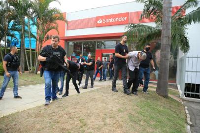 PORTO ALEGRE, RS, BRASIL,  16/03/2022- Assalto a uma agência Santander, na Avenida do Forte. Ronaldo Bernardi / Agencia RBS<!-- NICAID(15042561) -->