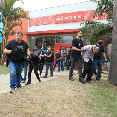 PORTO ALEGRE, RS, BRASIL,  16/03/2022- Assalto a uma agência Santander, na Avenida do Forte. Ronaldo Bernardi / Agencia RBS<!-- NICAID(15042561) -->