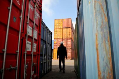 CAXIAS DO SUL, RS, BRASIL, 16/08/2016. Ambiental do Porto Seco / Estação Aduaneira, mostrando os containers. Matéria sobre a influência da variação do dólar na economia de exportação. (Diogo Sallaberry/Agência RBS)<!-- NICAID(12382115) -->