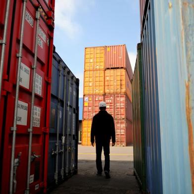 CAXIAS DO SUL, RS, BRASIL, 16/08/2016. Ambiental do Porto Seco / Estação Aduaneira, mostrando os containers. Matéria sobre a influência da variação do dólar na economia de exportação. (Diogo Sallaberry/Agência RBS)<!-- NICAID(12382115) -->