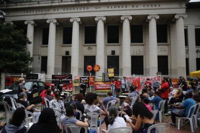 Porto Alegre, RS, Brasil, 16-03-2022: Dia de mobilização nacional pela educação reúne estudantes, professores e servidores da educação em frente ao Instituto de Educação Flores de Cunha para aula aberta e reivindicações de direitos pela educação. Foto: Mateus Bruxel / Agência RBSIndexador: Mateus Bruxel<!-- NICAID(15042469) -->