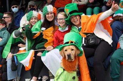 Deirdre Betson, her son Alex with Paula and Blanca, Garcia, and Alfie, an Irish guide dogs for the blind puppy in training, enjoy the annual St Patricks Day parade in Dublin, Ireland on March 17, 2022. (Photo by Damien EAGERS / AFP)Editoria: ACELocal: DublinIndexador: DAMIEN EAGERSSecao: festive event (including carnivaFonte: AFPFotógrafo: STR<!-- NICAID(15043766) -->