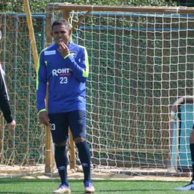 Volante Dawhan foi apresentado oficialmente pelo Gamba Osaka, equipe da J-League. Acertado desde o início do ano com o time Japonês, Dawhan aguardava trâmites de visto de trabalho para poder ser anunciado. <!-- NICAID(15043816) -->