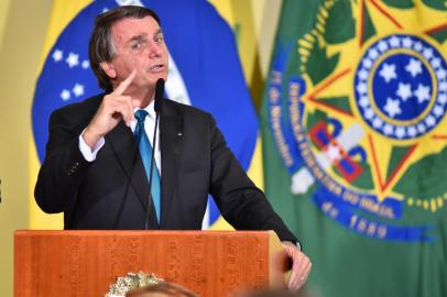 BOLSONARO LANÇA PROGRAMA RENDA OPORTUNIDADDF - BOLSONARO/LANÇA PROGRAMA RENDA OPORTUNIDAD - POLÍTICA - Nesta quinta (17) o Presidente Jair Bolsonaro (PL) participa do lançamento do Programa renda e Oportunidade no palácio do planalto. Na foto, Presidente Jair Bolsonaro falando do Ex Presidente Lula. 17/03/2022 - Foto: ANTONIO MOLINA/FOTOARENA/FOTOARENA/ESTADÃO CONTEÚDOEditoria: POLÍTICALocal: BRASÍLIAIndexador: ANTONIO MOLINAFonte: 2181736Fotógrafo: FOTOARENA<!-- NICAID(15044303) -->