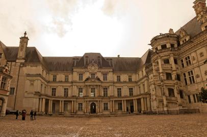 A picture taken on March 15, 2022 shows a view of Blois castle, center France, as a mass of hot air from the Sahara desert dumped orange dust. - Orange cars, dusty subway corridors, a blocked and yellowish horizon: a thin layer of sand from the Sahara fell on March 14, 2022 night in Madrid and a good part of Spain, before going up towards France. (Photo by GUILLAUME SOUVANT / AFP)Editoria: SCILocal: BloisIndexador: GUILLAUME SOUVANTSecao: human scienceFonte: AFPFotógrafo: STR<!-- NICAID(15044599) -->