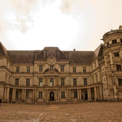 A picture taken on March 15, 2022 shows a view of Blois castle, center France, as a mass of hot air from the Sahara desert dumped orange dust. - Orange cars, dusty subway corridors, a blocked and yellowish horizon: a thin layer of sand from the Sahara fell on March 14, 2022 night in Madrid and a good part of Spain, before going up towards France. (Photo by GUILLAUME SOUVANT / AFP)Editoria: SCILocal: BloisIndexador: GUILLAUME SOUVANTSecao: human scienceFonte: AFPFotógrafo: STR<!-- NICAID(15044599) -->