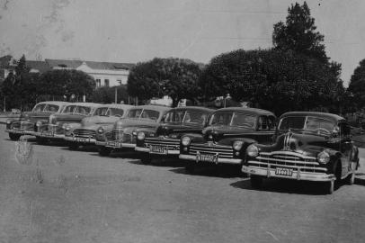 Carros de Praça. Memória 011.  Na foto, frota de taxi de Caxias do Sul, na década de 1950. Carros tinha ponto na Praça Dante Alighieri.<!-- NICAID(7199396) -->