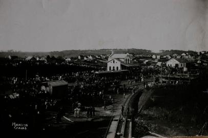 *** Arquivo Histórico - jeffe ***Reproduções de fotos do Arquivo Histórico Municipal.Matéria para o Almanaque sobre os 30 anos do Arquivo Histórico. Na foto inauguração da estrada de ferro em Caxias do Sul, por volta de 1910. Fotógrafo: Domingos Mancuso<!-- NICAID(1083337) -->