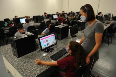 CAXIAS DO SUL, RS, BRASIL, 18/03/2022. Alunos da Escola Municipal Desvio Rizzo utilizam a plataforma de leitura Elefante Letrado. É um sistema onde é possível o acesso a livros de forma online. Na foto, Franciele Carla de Freitas, professora da escola. (Bruno Todeschini/Agência RBS)<!-- NICAID(15044998) -->