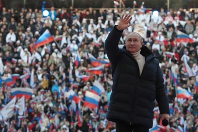 Russian President Vladimir Putin attends a concert marking the eighth anniversary of Russias annexation of Crimea at the Luzhniki stadium in Moscow on March 18, 2022. (Photo by Mikhail KLIMENTYEV / SPUTNIK / AFP)Editoria: WARLocal: MoscowIndexador: MIKHAIL KLIMENTYEVSecao: conflict (general)Fonte: SPUTNIKFotógrafo: STR<!-- NICAID(15045472) -->