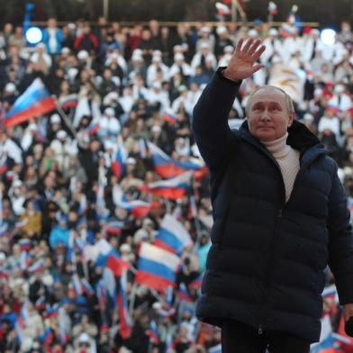 Russian President Vladimir Putin attends a concert marking the eighth anniversary of Russias annexation of Crimea at the Luzhniki stadium in Moscow on March 18, 2022. (Photo by Mikhail KLIMENTYEV / SPUTNIK / AFP)Editoria: WARLocal: MoscowIndexador: MIKHAIL KLIMENTYEVSecao: conflict (general)Fonte: SPUTNIKFotógrafo: STR<!-- NICAID(15045472) -->