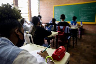 Porto Alegre, RS, Brasil, 15-03-2022: Luiza Bastos Oliveira Rosa, 11, em sala de aula. Estudantes em adaptacao ensino de tempo integral na rede municipal. (Foto: Mateus Bruxel / Agencia RBS)Indexador: Mateus Bruxel<!-- NICAID(15041535) -->