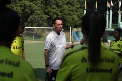 Maurício Salgado, técnico das Gurias Coloradas, em treinamento. <!-- NICAID(15045791) -->