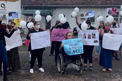 Protesto de familiares em frente ao hospital Lauro Reus,  em Campo Bom, em alusão a marca de um ano da morte de 21 pacientes no local por falta de oxigênio<!-- NICAID(15045986) -->