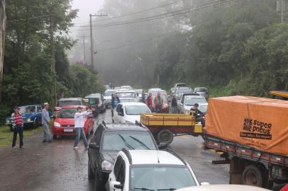 Protesto na Segunda Légua em razão da instalação do canil municipal em Caxias do Sul.<!-- NICAID(15046282) -->