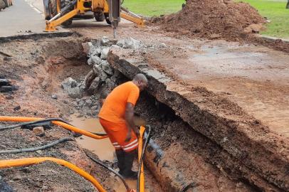 O abastecimento de água foi interrompido em bairros da Zona Sul da Capital devido ao conserto de uma adutora que rompeu na madrugada deste domingo (20) na Avenida Padre Cacique, 1567. Os bairros Camaquã, Cavalhada, Cristal, parte do Menino Deus, parte do Tristeza e Vila Assunção foram afetados.<!-- NICAID(15046305) -->