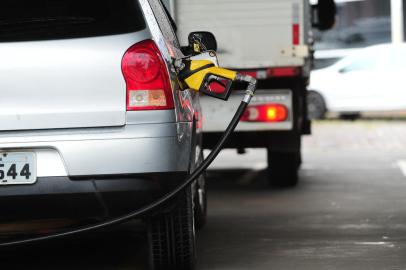 CAXIAS DO SUL, RS, BRASIL, 10/03/2022. Anúncio de aumento no combustível provoca fila em postos de combustíveis de Caxias do Sul. Blitz do Pioneiro para ver o preço da gasolina. Posto Pinheiro, na BR-116, São Ciro. (Porthus Junior/Agência RBS)<!-- NICAID(15038639) -->