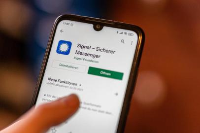 BERLIN, GERMANY - Mar 13, 2021: The Signal app is opened in the german play store on a smartphone.Aplicativo Signal, comunicação, mensagem instantanea. Foto:  Wirestock / stock.adobe.comFonte: 420468018Fotógrafo: BERLIN, GERMANY - Mar 13, 2021: <!-- NICAID(15046794) -->