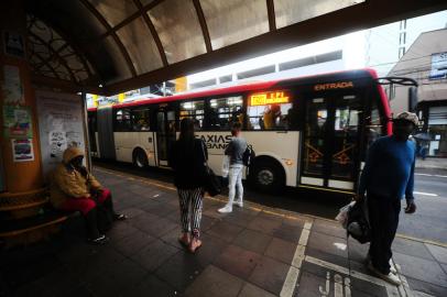 CAXIAS DO SUL, RS, BRASIL, 27/01/2022. Atendendo aos apelos de passageiros, a Secretaria Municipal de Trânsito, Transportes e Mobilidade (SMTTM) determinou à concessionária que se estabeleça novo reajuste de horários nas tabelas para o atendimento à comunidade.  12 itinerários terão maior oferta de ônibuA. (Porthus Junior/Agência RBS)Indexador:                                 <!-- NICAID(15000713) -->